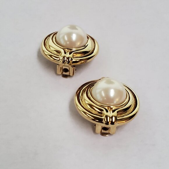 Signed Vintage Vendome Faux Pearl Gold Tone Button Clip On Earrings - Picture 6 of 10